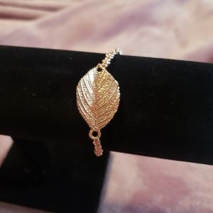 3/$10-NWOT/ Rose gold tone stretch bracelet with leaf accent.